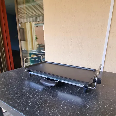 Apartment L'escapade - T2 En Centre Avec Terrasse, Clim Et Wifi Le Lavandou