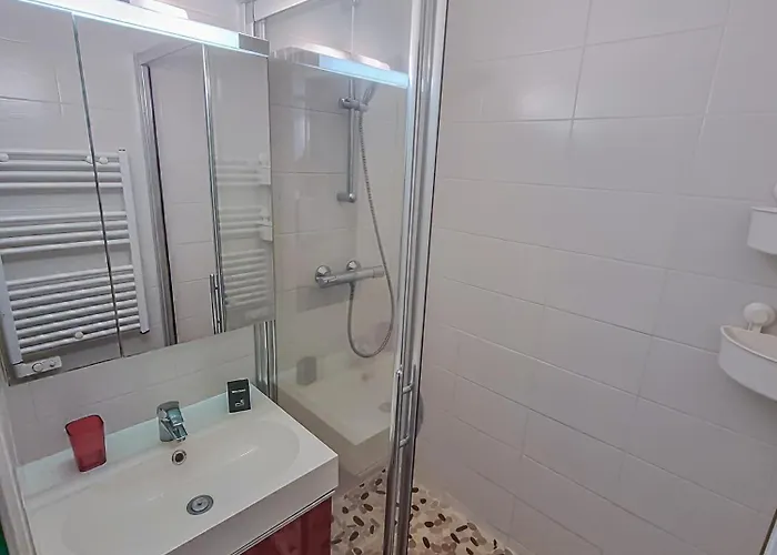 L'escapade - T2 En Centre Avec Terrasse, Clim Et Wifi * Le Lavandou